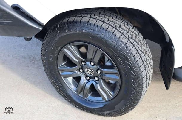 2023 Toyota Hilux 4x4 SR image 25