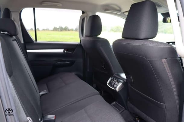 2020 Toyota Hilux 4x4 SR5 image 21
