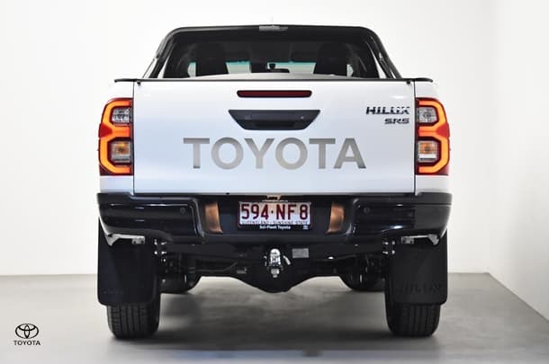 2024 Toyota Hilux 4x4 SR5 image 6