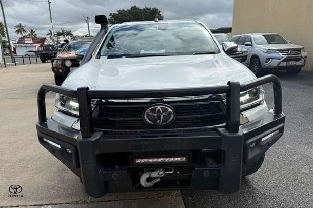 2020 Toyota Hilux SR5 image 2