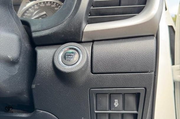 2020 Toyota Hilux SR5 image 25