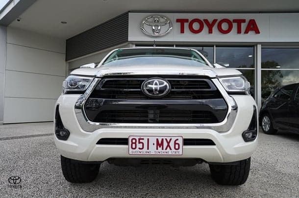 2021 Toyota Hilux 4x4 SR5 image 3