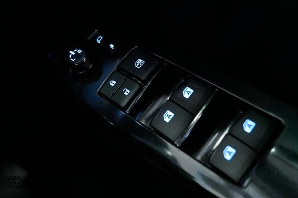 2017 Toyota Hilux 4x4 SR5 image 17