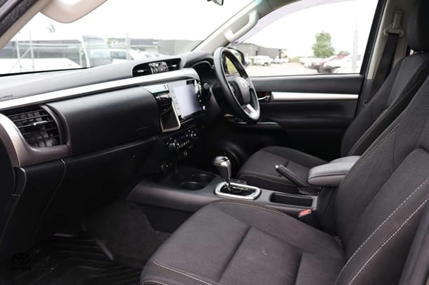 2020 Toyota Hilux 4x4 SR5 image 18
