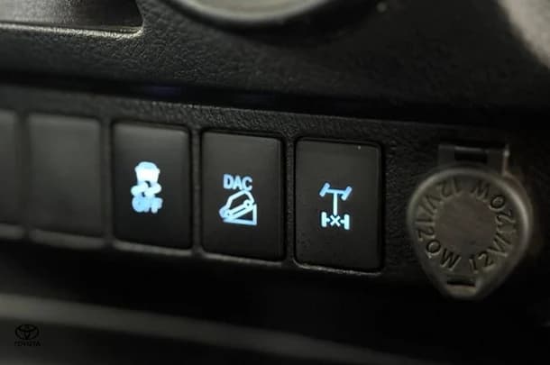 2020 Toyota Hilux SR image 28