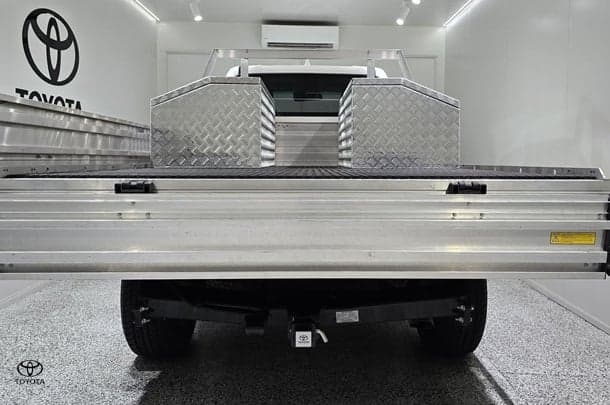2023 Toyota Hilux SR image 5