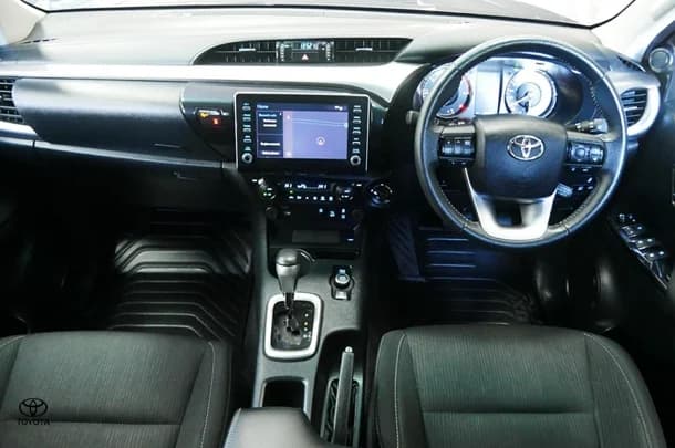 2024 Toyota Hilux 4x4 SR5 image 10