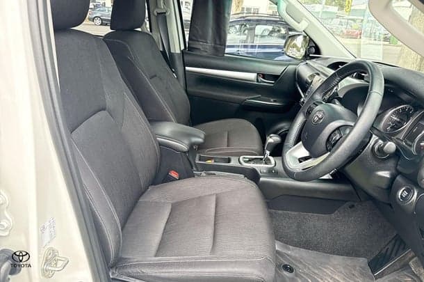 2023 Toyota Hilux SR5 image 11