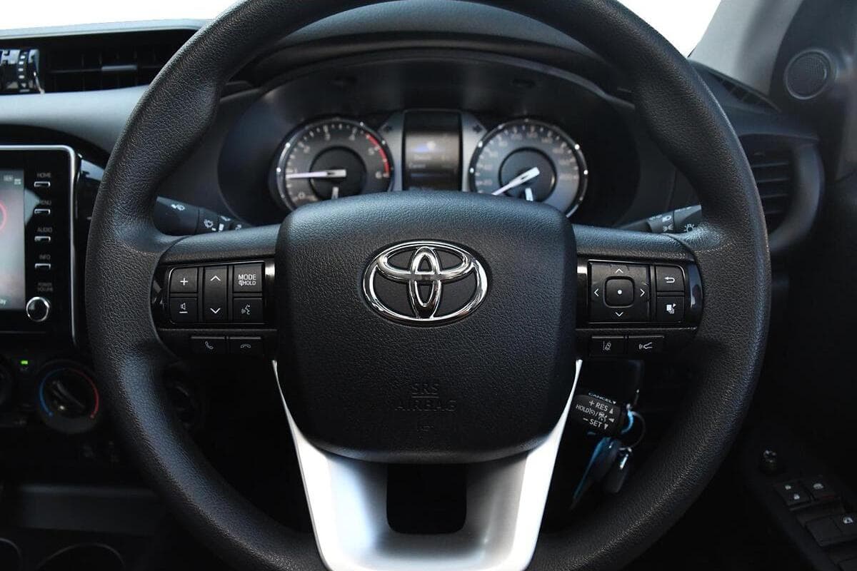2025 Toyota Hilux SR Manual 4x4 Double Cab image 7