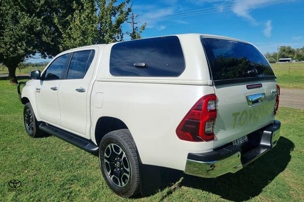 2020 Toyota Hilux 4x4 SR5 image 6