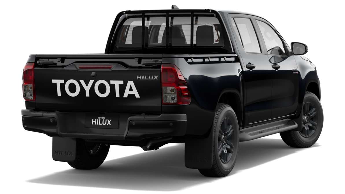 2024 Toyota Hilux 4x4 SR Diesel Double-Cab Pick-Up image 3