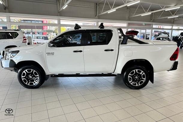2024 Toyota Hilux SR5 image 9