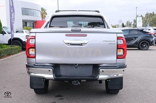 2022 Toyota Hilux SR5 image 4