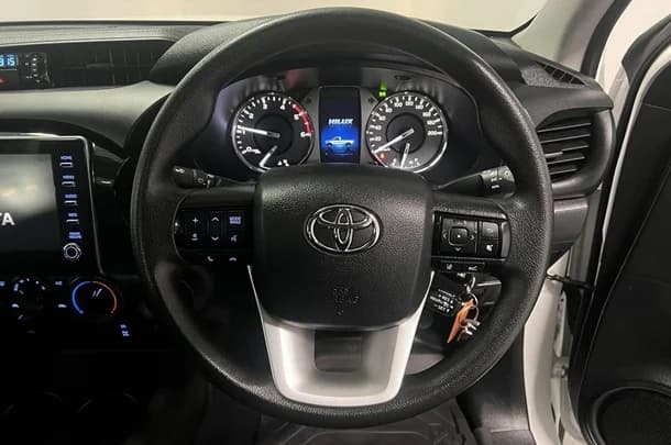 2024 Toyota Hilux SR image 17