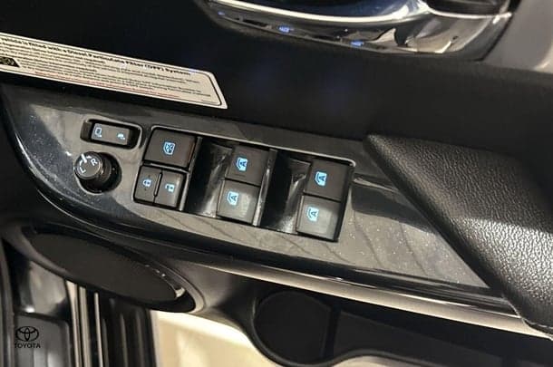 2021 Toyota Hilux SR5 image 14