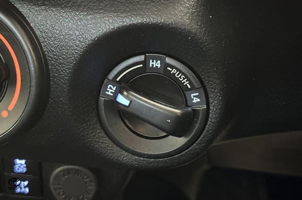 2020 Toyota Hilux SR image 27