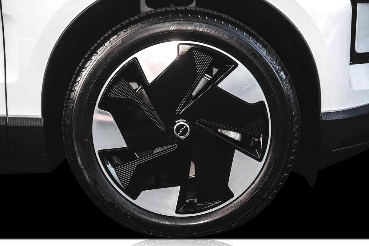 2025 Volvo EX30 Single Motor Extended Range Plus Auto MY25 image 18