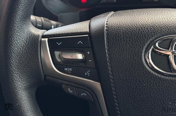 2020 Toyota Prado GX image 7