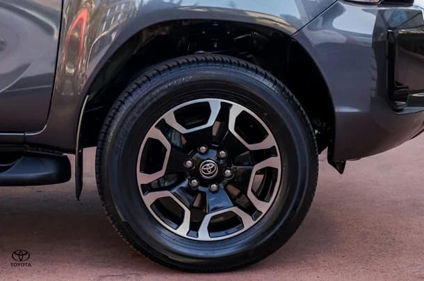2023 TOYOTA Hilux 4x4 SR5 image 24