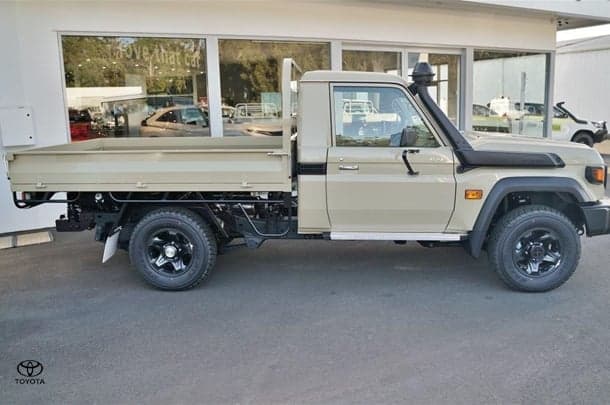 2025 Toyota LC Military GXL image 2