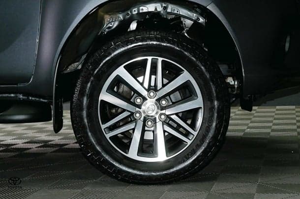 2017 Toyota Hilux 4x4 SR5 image 7