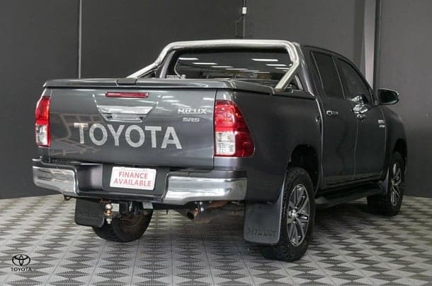2017 Toyota Hilux 4x4 SR5 image 4