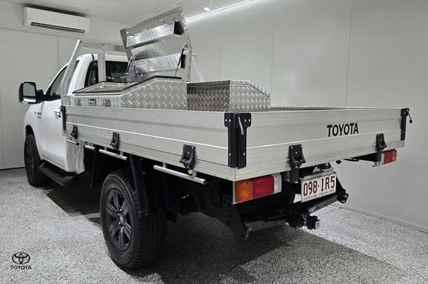 2023 Toyota Hilux SR image 7