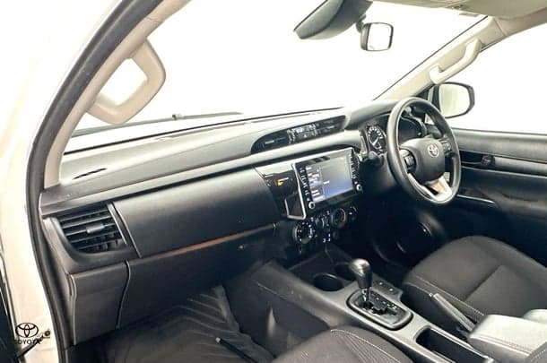 2022 Toyota Hilux SR image 15