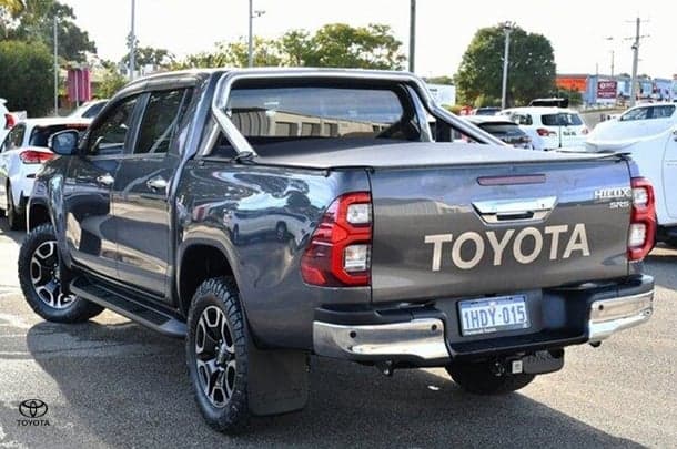 2020 Toyota Hilux SR5 image 3