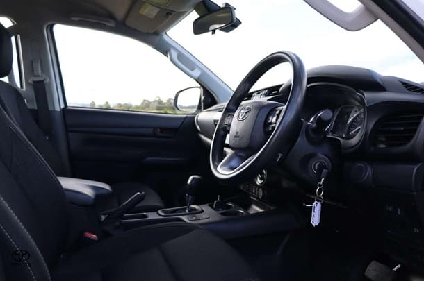 2023 Toyota Hilux 4x4 SR image 18