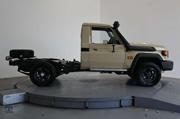 2025 Toyota LC Military GXL image 3