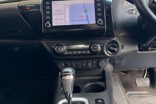 2020 Toyota Hilux SR5 image 28