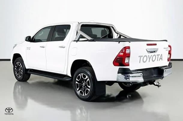 2023 Toyota Hilux SR5 image 6
