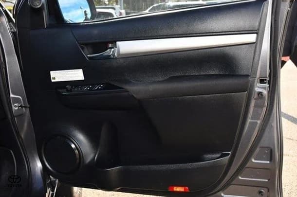 2020 Toyota Hilux SR5 image 5
