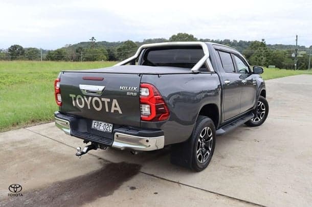 2020 Toyota Hilux 4x4 SR5 image 6