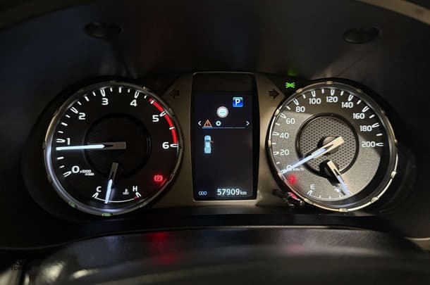 2023 Toyota Hilux SR5 image 18