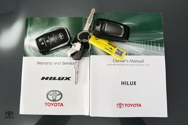 2017 Toyota Hilux 4x4 SR5 image 24