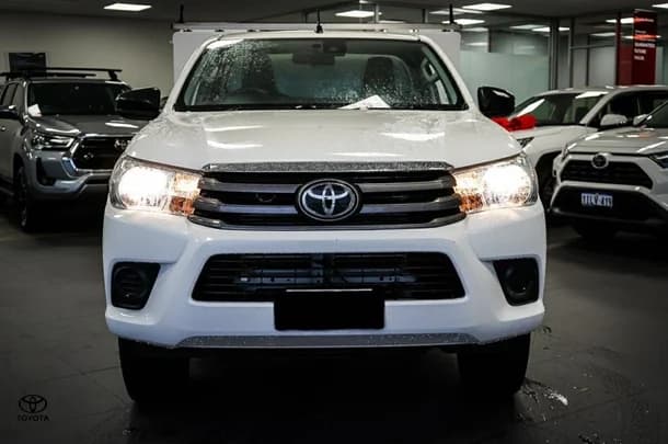 2019 Toyota Hilux 4x4 SR image 3