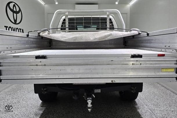 2021 Toyota Hilux SR image 4