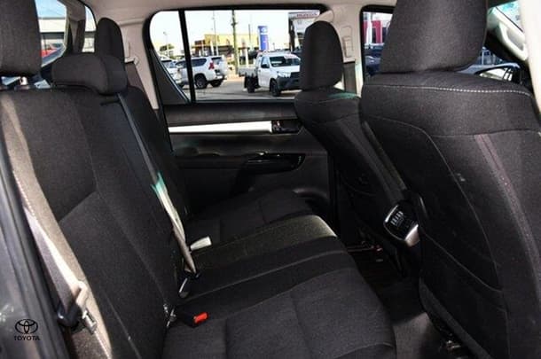 2020 Toyota Hilux SR5 image 8