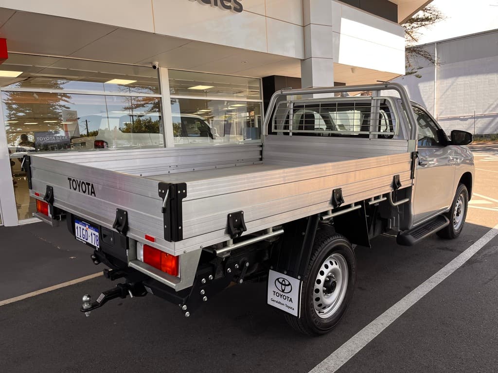 2023 Toyota Hilux SR image 3