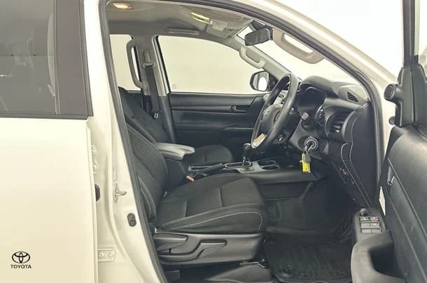 2022 Toyota Hilux SR image 11