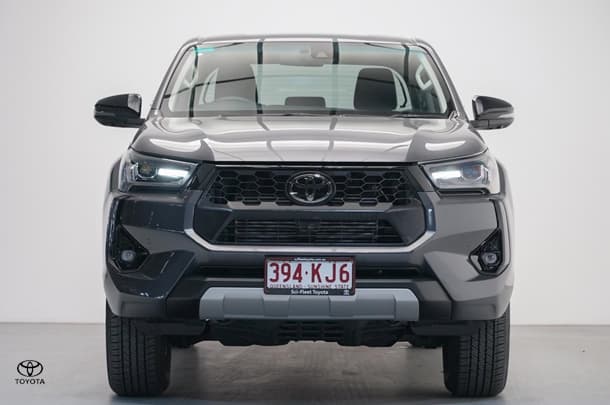 2024 Toyota Hilux 4x4 SR5 image 7
