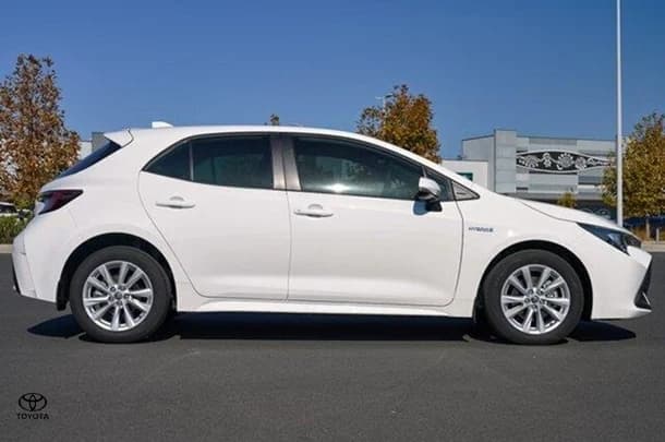 2024 Toyota Corolla Hatch Hybrid Ascent Sport image 3