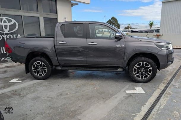 2022 Toyota Hilux SR5 image 3
