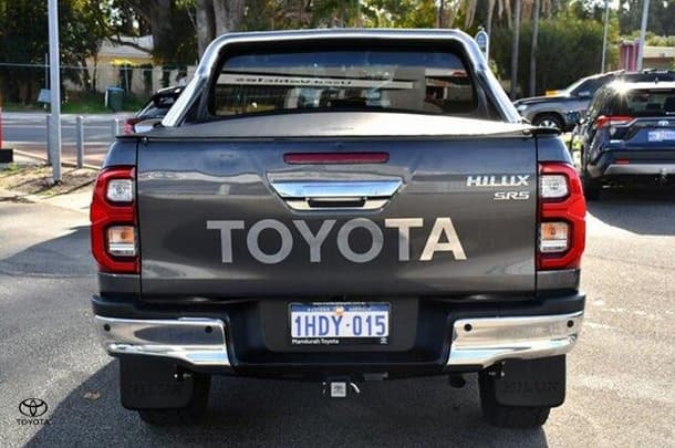 2020 Toyota Hilux SR5 image 18