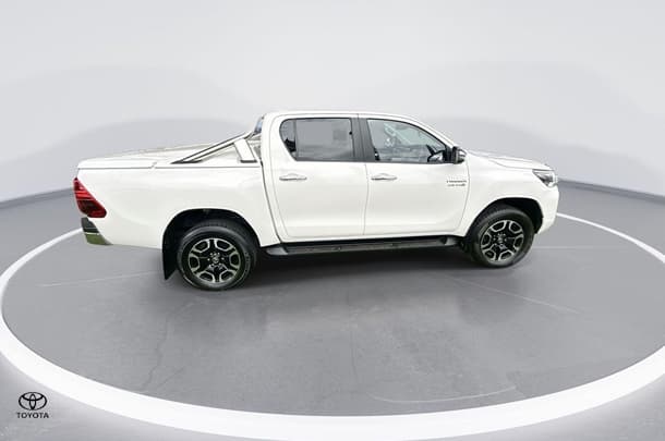 2023 Toyota Hilux SR5 image 9