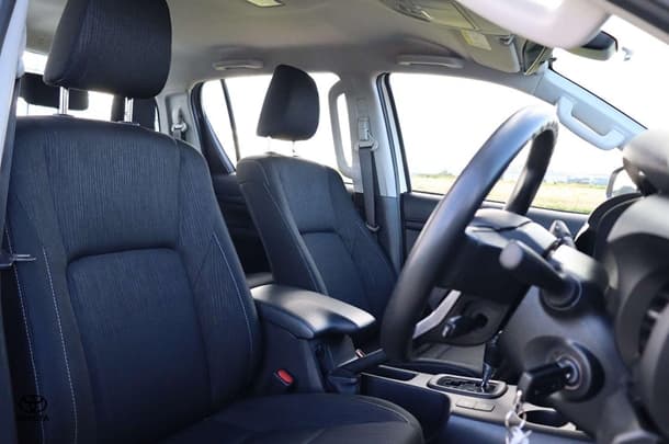 2023 Toyota Hilux 4x4 SR image 18
