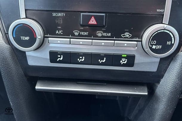 2016 Toyota CAMRY Altise image 20