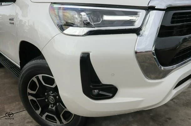 2022 Toyota Hilux 4x4 SR5 image 2